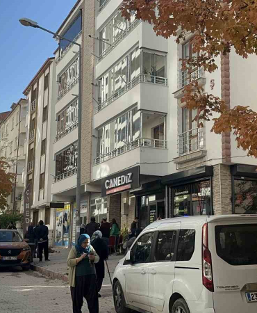 85 Yaşındaki̇ Adam 4Üncü Kattan Düşerek Öldü
