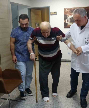 86 Yaşındaki̇ Hasta Sedye İle Geti̇ri̇ldi̇ği̇ Hastaneden Yürüyerek Gi̇tmeye Hazırlanıyor
