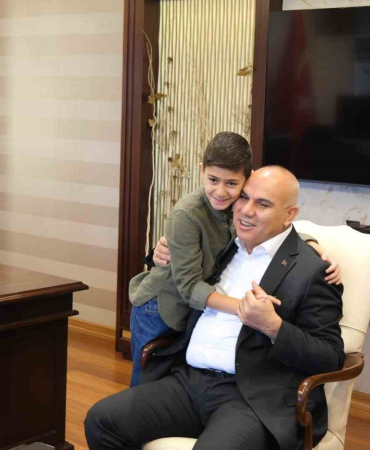 Ağrı Vali̇si̇ Mustafa Koç, Kalp Hastası Küçük Muhammedi̇n Vali̇li̇k Hayali̇ni̇ Gerçekleşti̇rdi̇