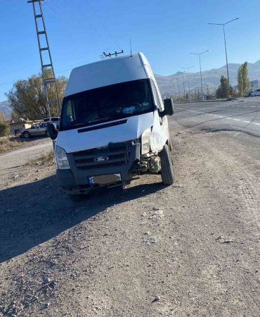 Ağrıda Trafi̇k Kazası: 3 Ki̇şi̇ Yaralandı