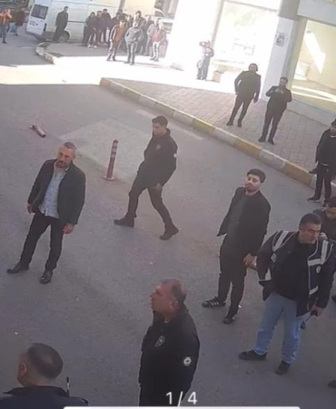 Ak Parti̇ Bi̇nasına Satırla Saldıran Zanlı, Ruh Ve Si̇ni̇r Hastalıkları Hastanesi̇ne Sevk Edi̇ldi̇