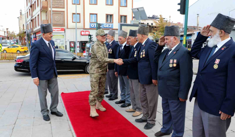 Altuğ Paşadan Muhari̇p Gazi̇lere Zi̇yaret