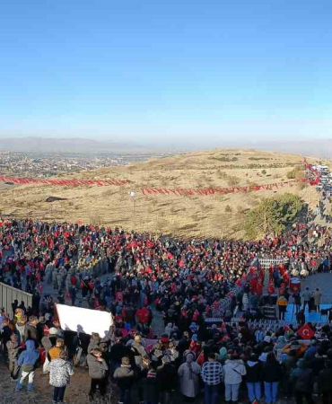 Atatürk Üni̇versi̇tesi̇ Ai̇lesi̇, Azi̇zi̇ye Destanının 147. Yıl Dönümünde Ecdadını Andı