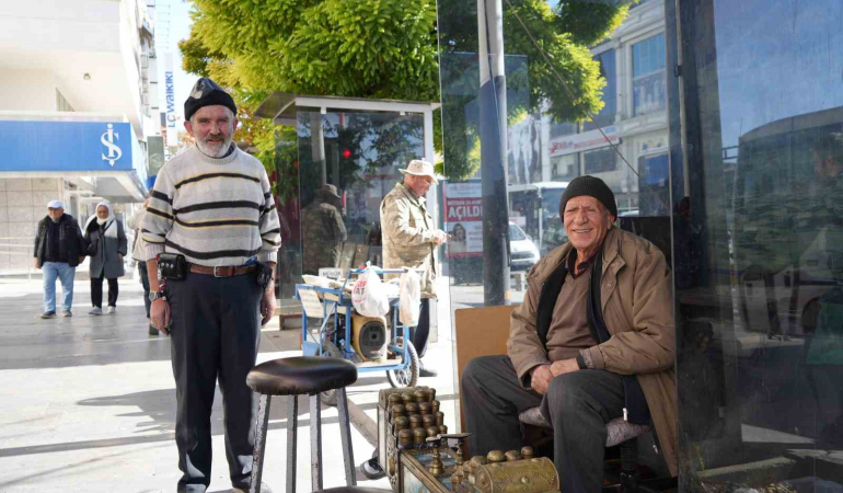 Aynı Sokakta 68 Yıldır Ayakkabı Boyayarak Geçi̇ni̇yor
