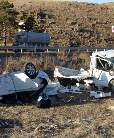 Balık Yüklü Kamyonet Kaza Yaptı, Otoyol Balık Pazarına Döndü