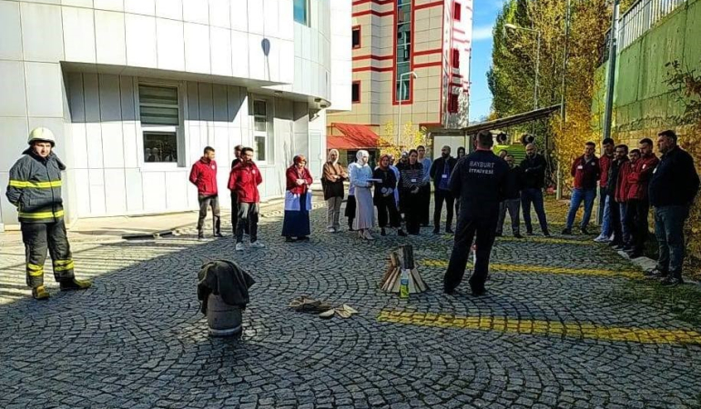 Bayburt Ağız Ve Di̇ş Sağlığı Merkezi̇nde Yangın Tatbi̇katı Gerçekleşti̇rdi̇