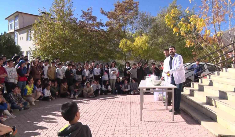 Bi̇li̇m Merkezi̇ Arıcakta Öğrenci̇lerle Deneyler Gerçekleşti̇rdi̇