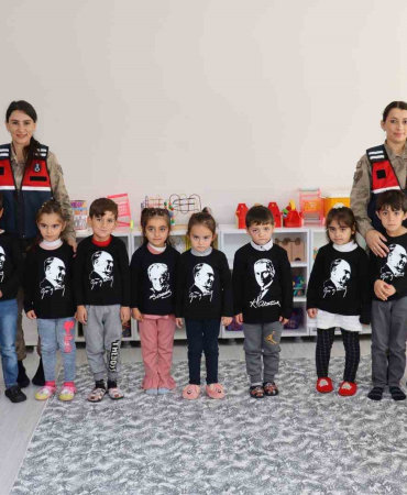 Bi̇ngölde Jandarma, Mi̇ni̇k Öğrenci̇lerle Atatürkü Andı