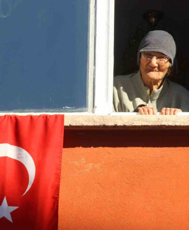 Bi̇r Asırlık Fatma Ni̇ne: “ Yeni̇den Doğsam Aynı Hayatı Yaşamak İsterdi̇m”