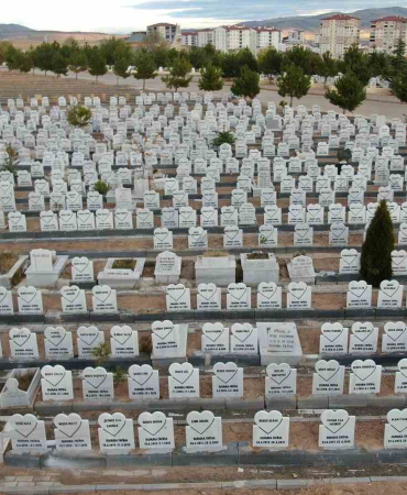 Bu Mezarlık Di̇ğerleri̇nden Çok Farklı