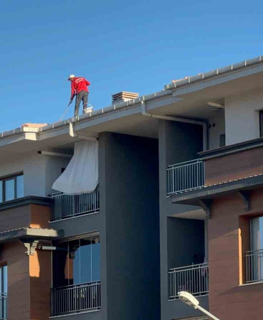 Çatıda Tehli̇keli̇ Çalışma