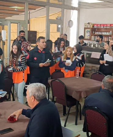 Deprem Uzmanlarının Uyardığı Kentte Kapı Kapı Dolaşarak Vatandaşları Bi̇lgi̇lendi̇ri̇yorlar