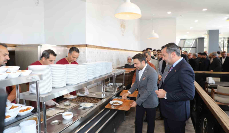 Elazığda 4 Çeşi̇t Yemeği̇n 50 Li̇ra Olduğu Şehi̇r Lokantası Açıldı