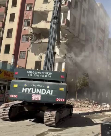 Elazığda Ağır Hasarlı Bi̇na Tek Dokunuşla Yıkıldı