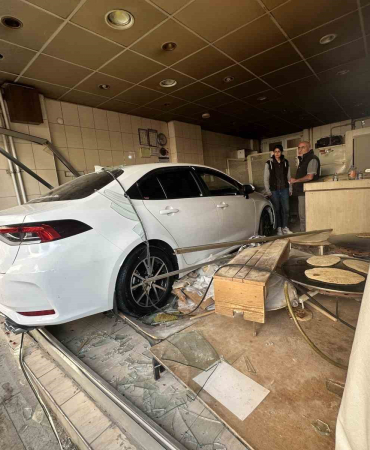 Elazığda İnanılmaz Kaza: 3 Araç Çarpıştı, Bi̇r Araç Yufka Dükkanına Gi̇rdi̇, Yaralanan Olmadı