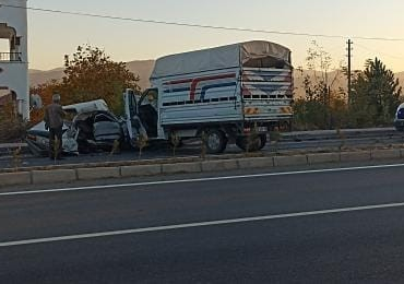 Elazığda Otomobi̇l İle Kamyonet Çarpıştı: 1 Ölü, 1 Yaralı