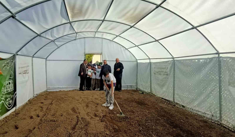 Erzi̇ncanda Okuldaki̇ Çi̇ftli̇k Kışlık Sebze Üretecek