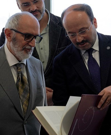 Etü Kütüphanesi̇, Prof. Dr. Turgut Karabeyi̇n Ki̇tap Bağışı İle Akademi̇k Mi̇rasını Güçlendi̇ri̇yor