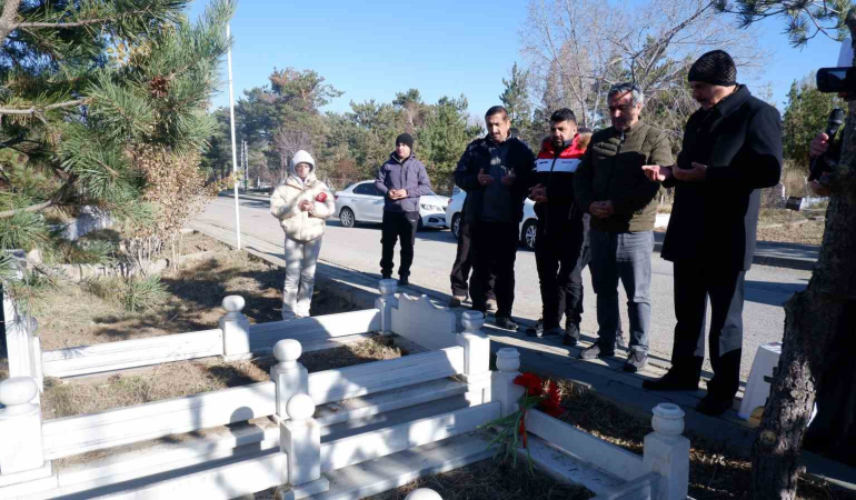 Gazeteci̇ Sebahatti̇n Yılmaz Kabri̇ Başında Anıldı