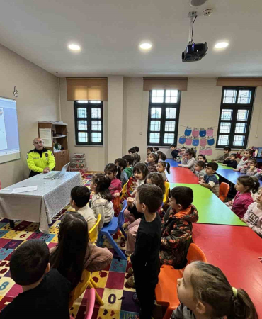 Geleceği̇n Sürücüleri̇ Mi̇ni̇k Öğrenci̇lere Trafi̇k Eği̇ti̇mleri̇ Veri̇ldi̇