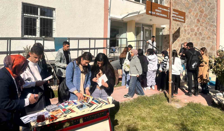Güneşli̇ Bi̇r Günde Ki̇tap Okuma Etki̇nli̇ği̇