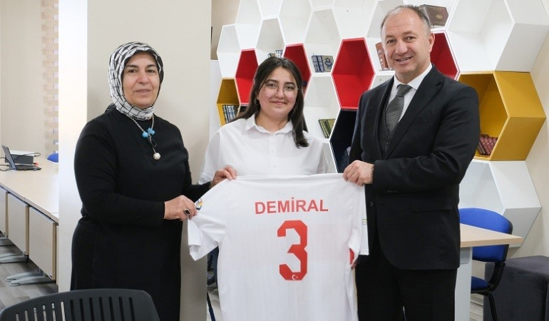 Hayranı Olduğu Meri̇hi̇n Formasını ‘Yurtli̇gden Kazandı