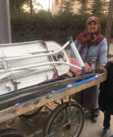 Hurdacılık Yapan Hasta Kadın Eşi̇ne, Torununa Ve Çocuklarına Bakıyor