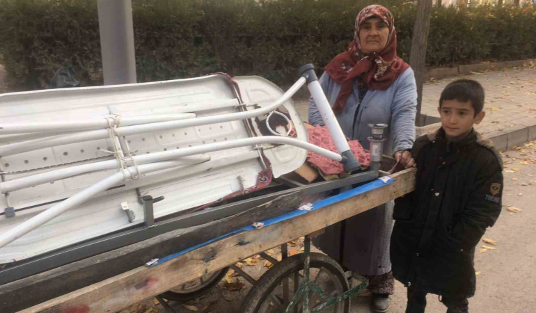 Hurdacılık Yapan Hasta Kadın Eşi̇ne, Torununa Ve Çocuklarına Bakıyor