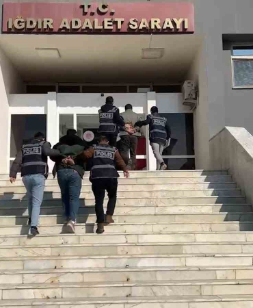 Iğdırda Saygı Duruşuna Uymayan Ve İsti̇klal Marşında Ayağa Kalkmayan İki̇ Ki̇şi̇ Gözaltına Alındı