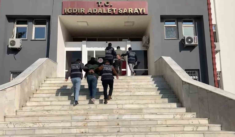 Iğdırda Saygı Duruşuna Uymayan Ve İsti̇klal Marşında Ayağa Kalkmayan İki̇ Ki̇şi̇ Gözaltına Alındı