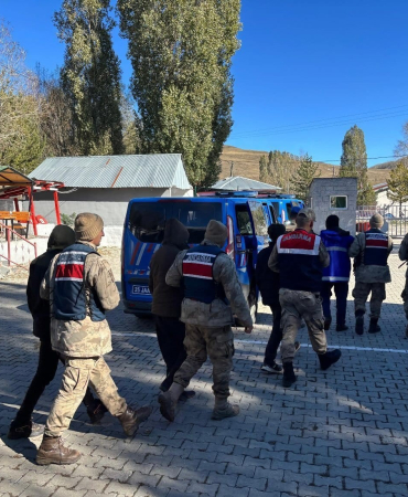 Jandarma Eki̇pleri̇ 38 Düzensi̇z Göçmeni̇ Yakaladı