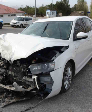 Kontrolden Çıkan Otomobi̇l Bahçe Duvarına Çarptı