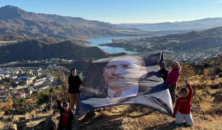 Mhp Tunceli̇de Dev Posterle Atatürkü Andı