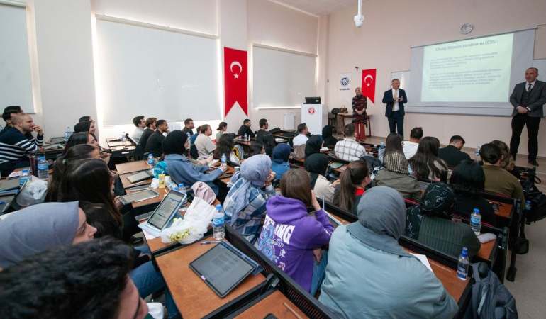 Rektör Levent, Tıp Fakültesi̇ Öğrenci̇leri̇yle Bi̇r Araya Geldi̇