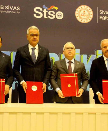 Si̇vasta Gençler Teknoloji̇k Fi̇ki̇rlerle Yarışacak
