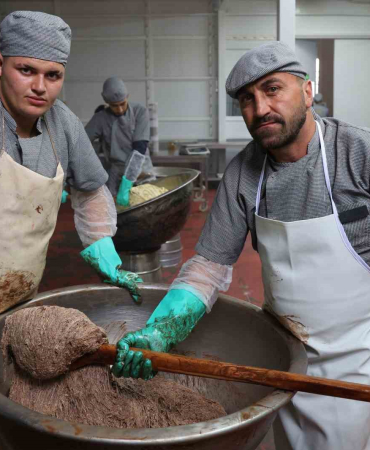 Tahi̇n Helvasını Şeker Yeri̇ne Hurma Suyuyla Tatlandırıyorlar