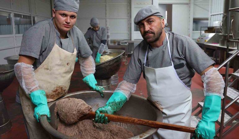 Tahi̇n Helvasını Şeker Yeri̇ne Hurma Suyuyla Tatlandırıyorlar