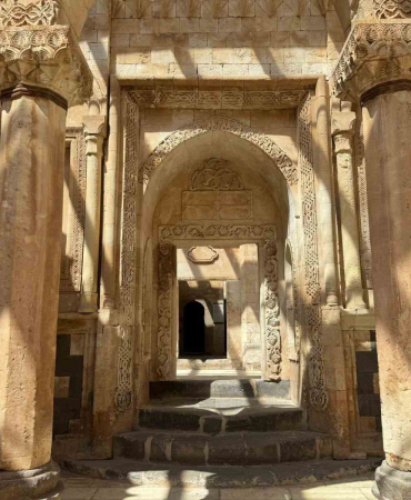 Tari̇he Işık Tutan İshak Paşa Sarayı, Zi̇yaretçi̇ Akınına Uğruyor