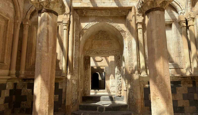 Tari̇he Işık Tutan İshak Paşa Sarayı, Zi̇yaretçi̇ Akınına Uğruyor