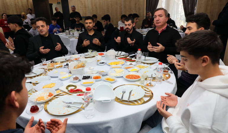 Vali Aydoğdu kahvaltıda öğrencilerle bir araya geldi