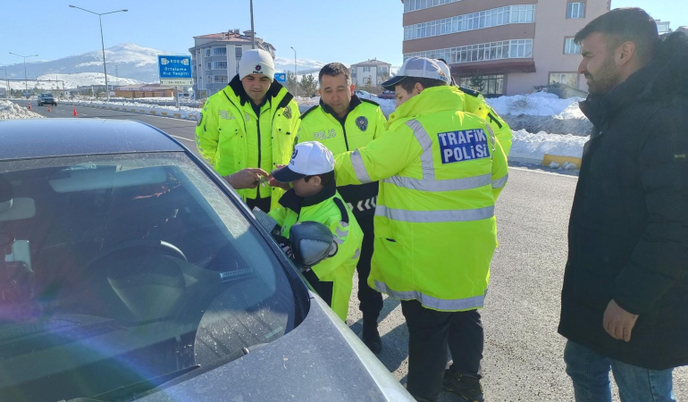 Erzincan’da engelli bireyler temsili trafik denetimi  uygulaması yaptı