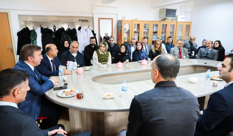 Vali Aydoğdu Öğretmenleri Ziyaret Etti