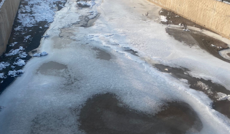 Soğuk hava nedeniyle dereler buz tuttu
