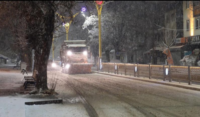 Erzincan’da  kar küreme ve tuzlama çalışması