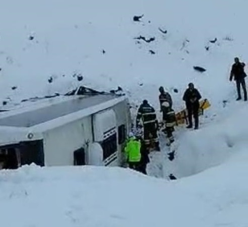 Erzincan’da yolcu otobüsü şarampole devrildi