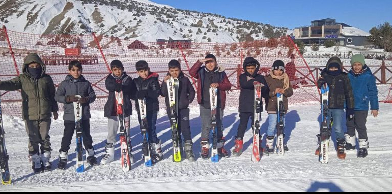 Öğrenciler kayak öğreniyor