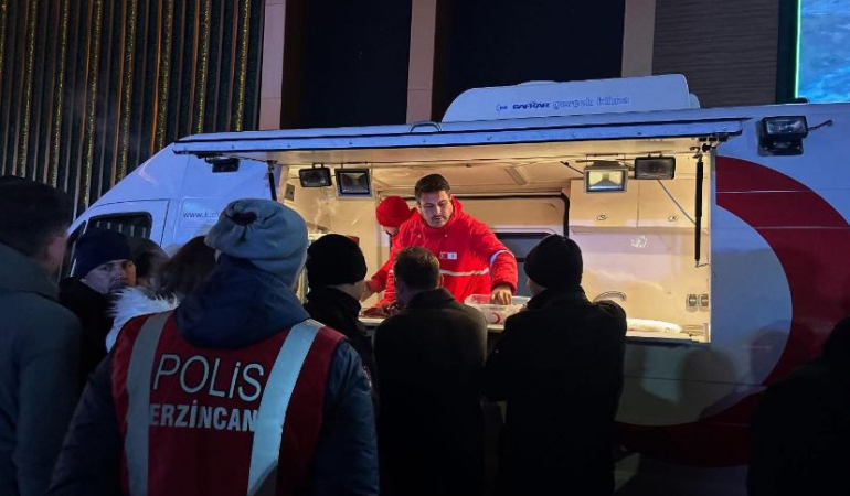 Erzincan Kızılay’dan çay ikramı