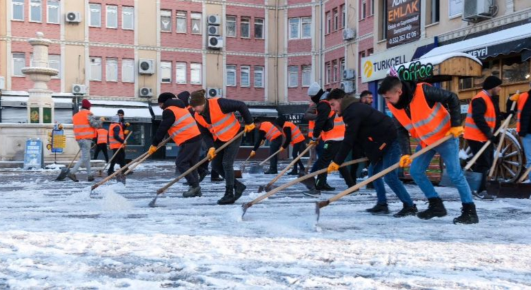 Kar küreme çalışmaları kapsamlı bir şekilde devam ediyor