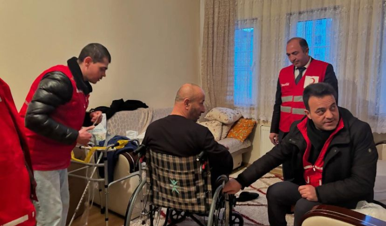 Tekerlekli sandalye hediye ederek onlara umut oldu