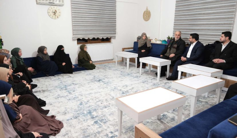 Burhan İşliyen öğrencilerin taleplerini dinledi